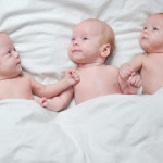 Dwie piersi, troje dzieci. Czy naturalne karmienie trojaczków może się udać?